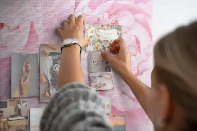 Tablica korkowa z motywem rozkwitających kwiatów