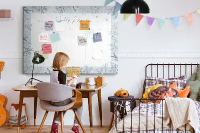 Zimowy tygodniowy planer na tablicy korkowej dla dzieci