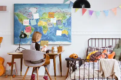 Tablica korkowa z grafiką mapy świata w stylu retro