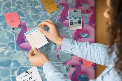 Korkowa tablica z motywem dmuchawców i flamingów