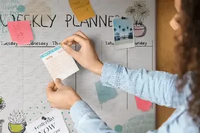 Tablica korkowa dla dzieci z organizerem tygodnia w kaktusy