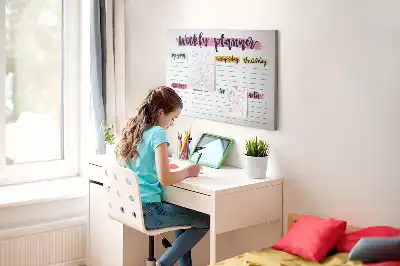 Tablica korkowa z ręcznie pisanym planerem