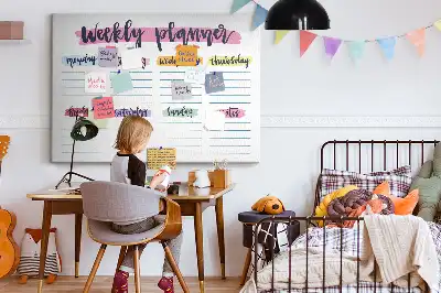 Tablica korkowa z ręcznie pisanym planerem