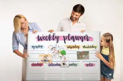 Tablica korkowa z ręcznie pisanym planerem