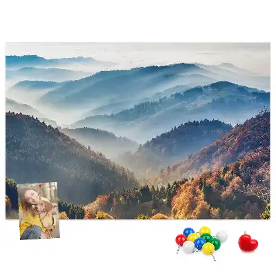 Korkowa tablica z motywem górskiego pejzażu natury