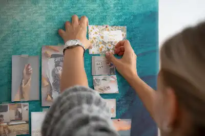 Tablica korkowa z motywem abstrakcyjnej głębi