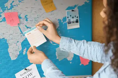 Ozdobna tablica korkowa z mapą konturową państw