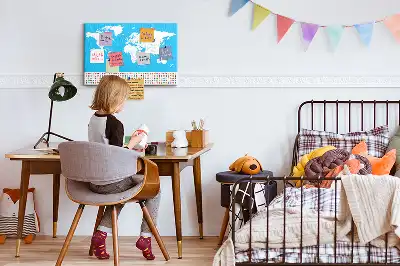 Ozdobna tablica korkowa z mapą konturową państw