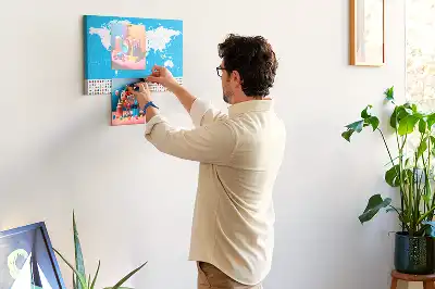 Ozdobna tablica korkowa z mapą konturową państw