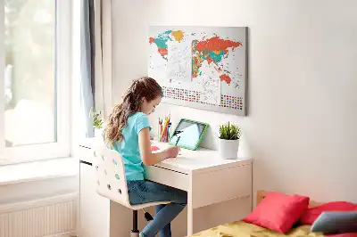 Korkowa tablica z kolorową mapą świata