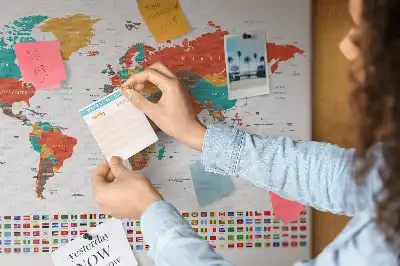 Korkowa tablica z kolorową mapą świata