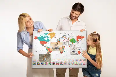 Korkowa tablica z kolorową mapą świata