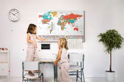 Korkowa tablica z kolorową mapą świata