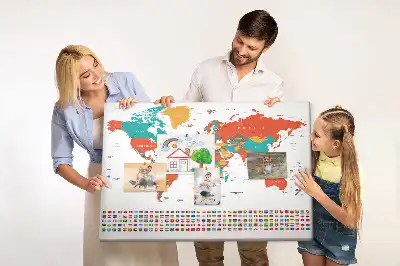 Korkowa tablica z kolorową mapą świata
