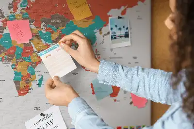 Korkowa tablica z kolorową mapą świata