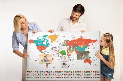 Korkowa tablica z kolorową mapą świata