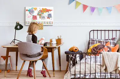 Korkowa tablica z kolorową mapą świata