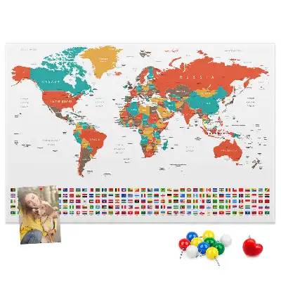 Korkowa tablica z kolorową mapą świata