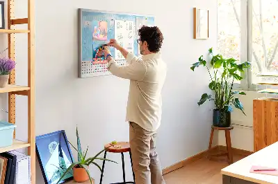 Tablica korkowa dla dzieci z ilustracją mapy kontynentów