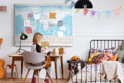 Tablica korkowa dla dzieci z ilustracją mapy kontynentów