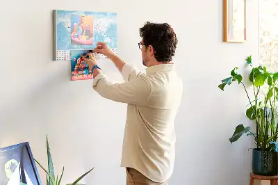 Tablica korkowa dla dzieci z ilustracją mapy kontynentów