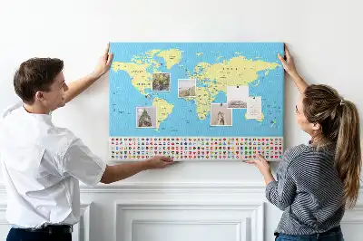 Klasyczna mapa świata na tablicy korkowej