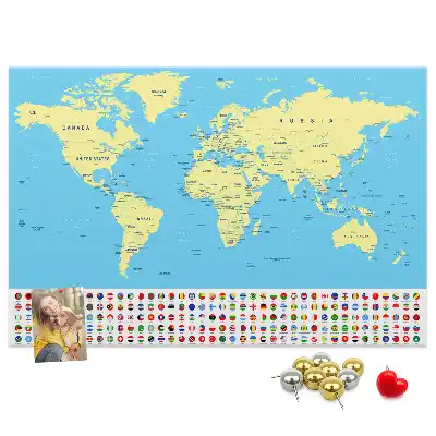 Klasyczna mapa świata na tablicy korkowej