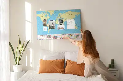 Klasyczna mapa świata na tablicy korkowej