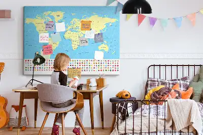 Klasyczna mapa świata na tablicy korkowej