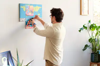 Klasyczna mapa świata na tablicy korkowej
