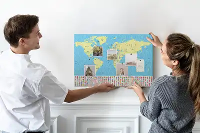 Klasyczna mapa świata na tablicy korkowej