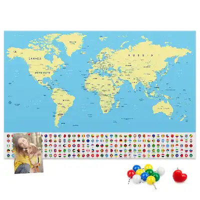 Klasyczna mapa świata na tablicy korkowej