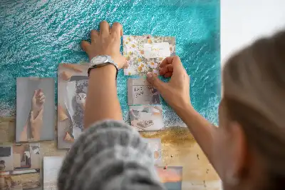 Tablica korkowa dla dzieci z motywem morza, plaży i ludzi