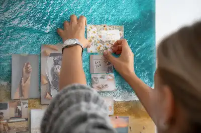 Tablica korkowa dla dzieci z motywem morza, plaży i ludzi