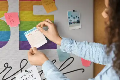 Korkowa tablica z sentencją bądź sobą