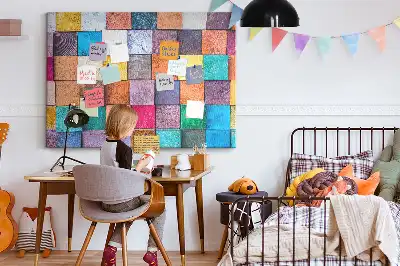 Tablica korkowa z drewnianymi kostkami