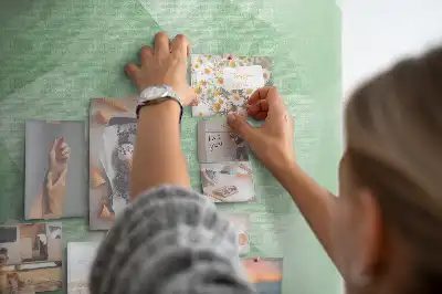 Ozdobna tablica korkowa z abstrakcyjnym trójkątnym wzorem