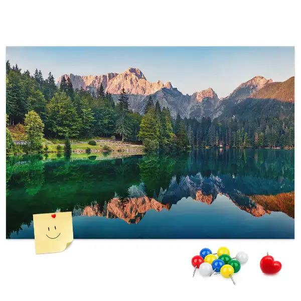 Korkowa tablica z motywem krajobrazu jeziora
