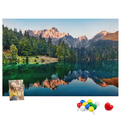 Korkowa tablica z motywem krajobrazu jeziora
