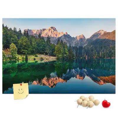 Korkowa tablica z motywem krajobrazu jeziora