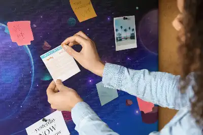 Tablica korkowa z motywem galaktyki i planet