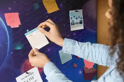 Tablica korkowa z motywem galaktyki i planet