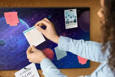 Tablica korkowa z motywem galaktyki i planet