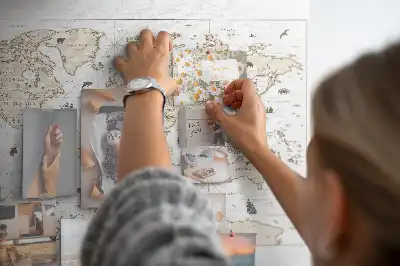 Tablica korkowa dla dzieci z motywem postarzanego atlasu świata vintage