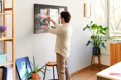 Korkowa mapa świata na drewnie