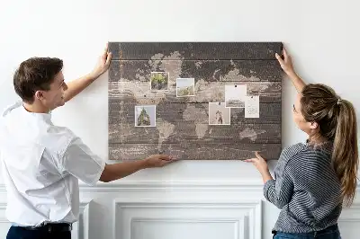 Korkowa mapa świata na drewnie