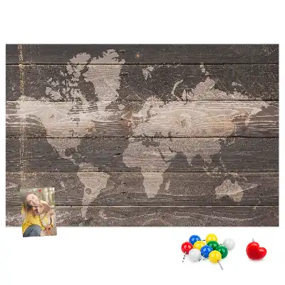 Korkowa mapa świata na drewnie