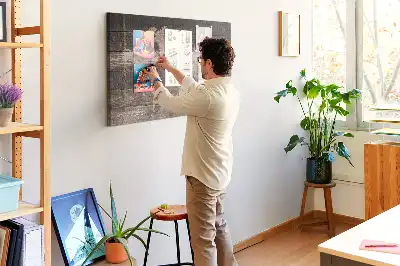 Korkowa mapa świata na drewnie