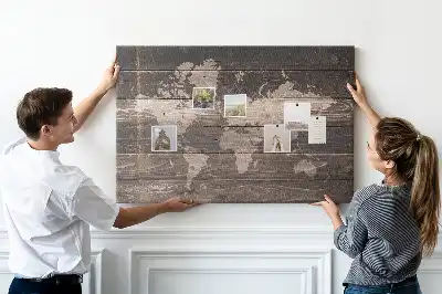 Korkowa mapa świata na drewnie