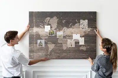 Korkowa mapa świata na drewnie